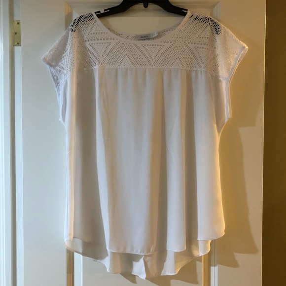 White RickiS shell top with crochet shoulders NWOT - Picture 2 of 9